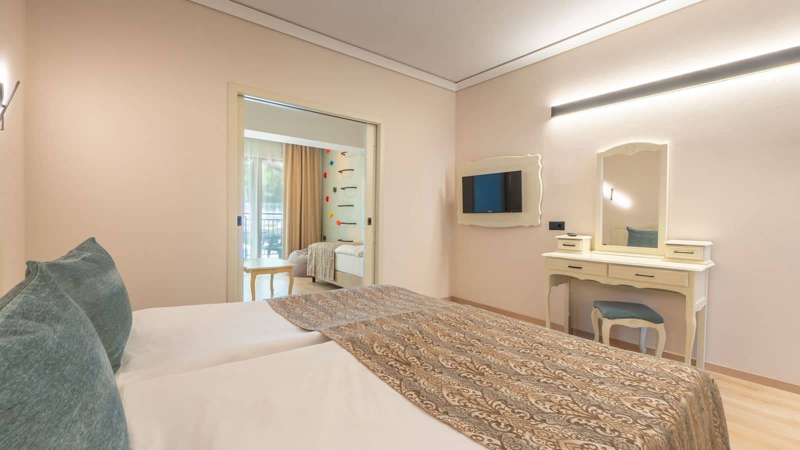 rooms-family-room--connecting-door