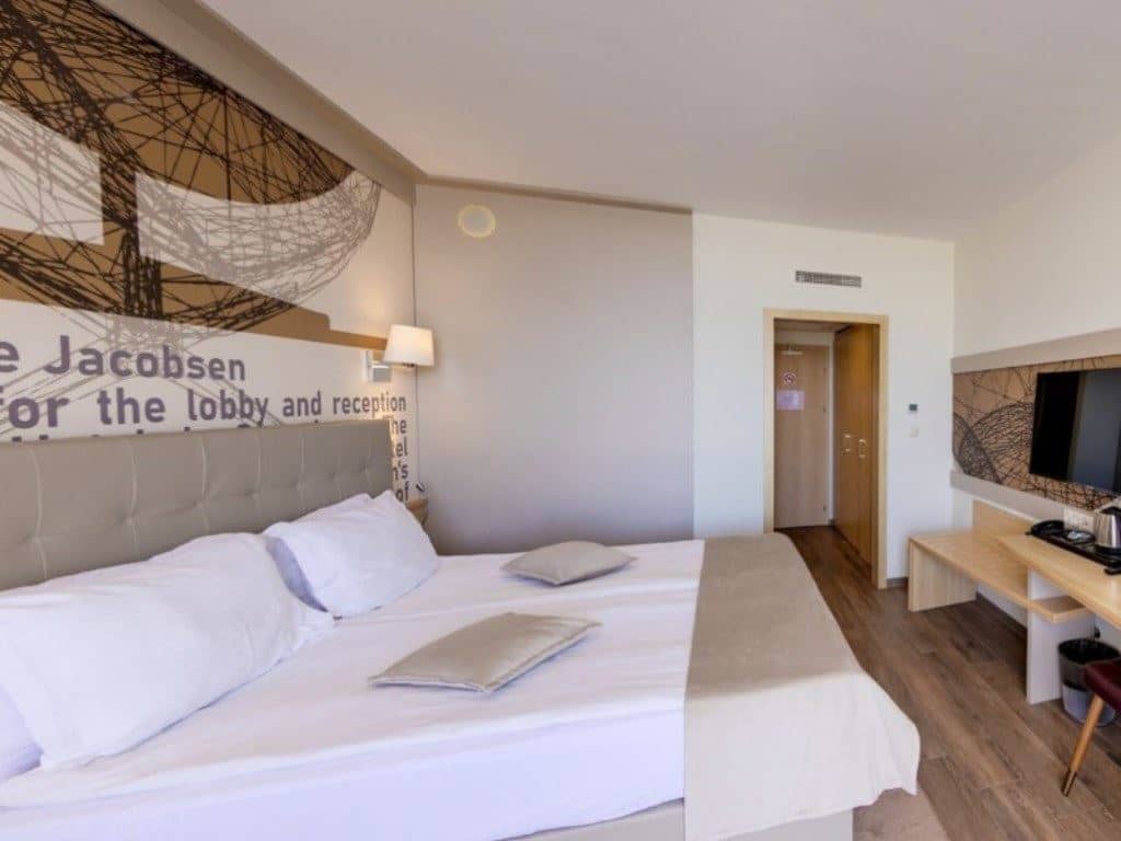 rooms-double-standard-room-seaview-balcony