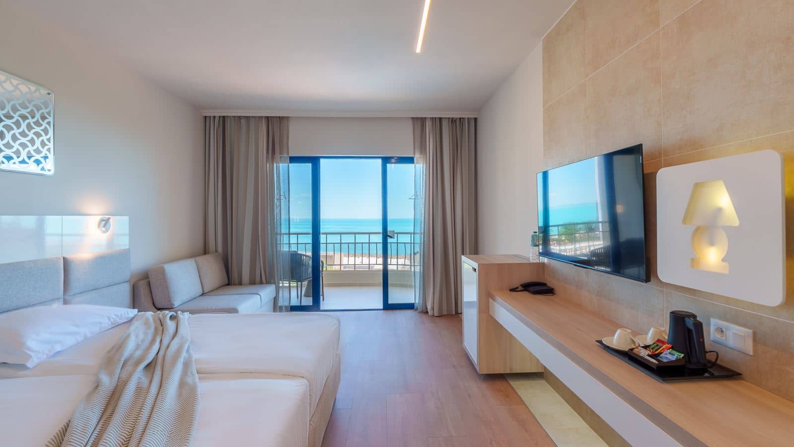 rooms-twin-deluxe-room-sea-view-balcony