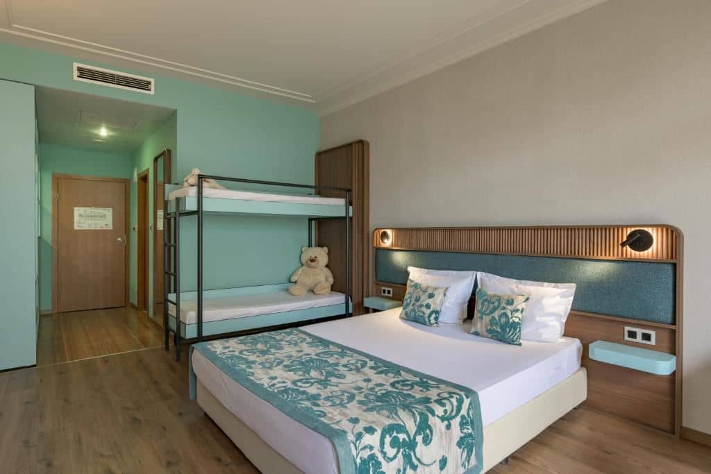 rooms-bunkbed-deluxe-familyroom-balcony