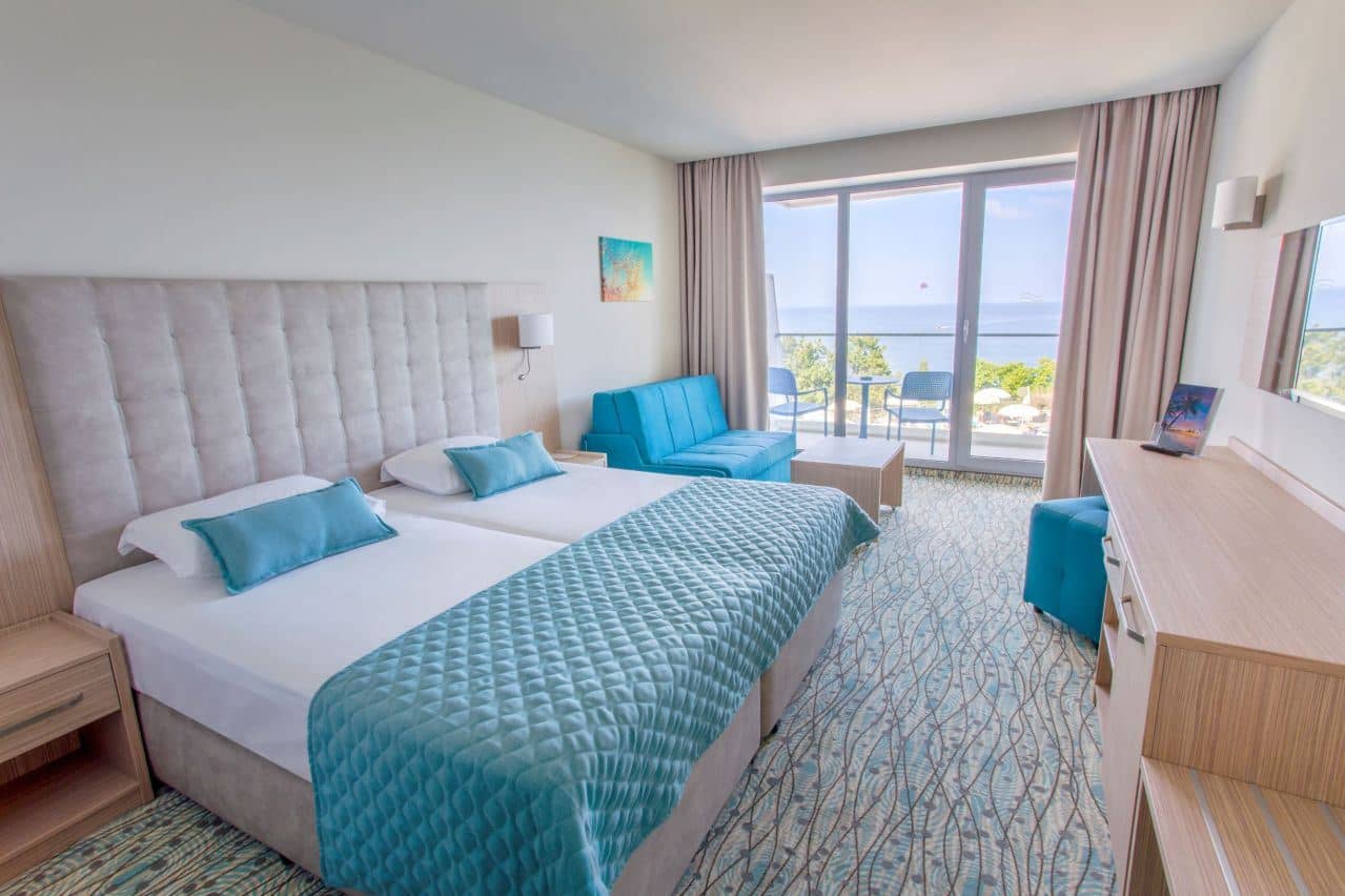 rooms-single-wchild-standard-room-lateral-sea-view-balcony-or-terrace
