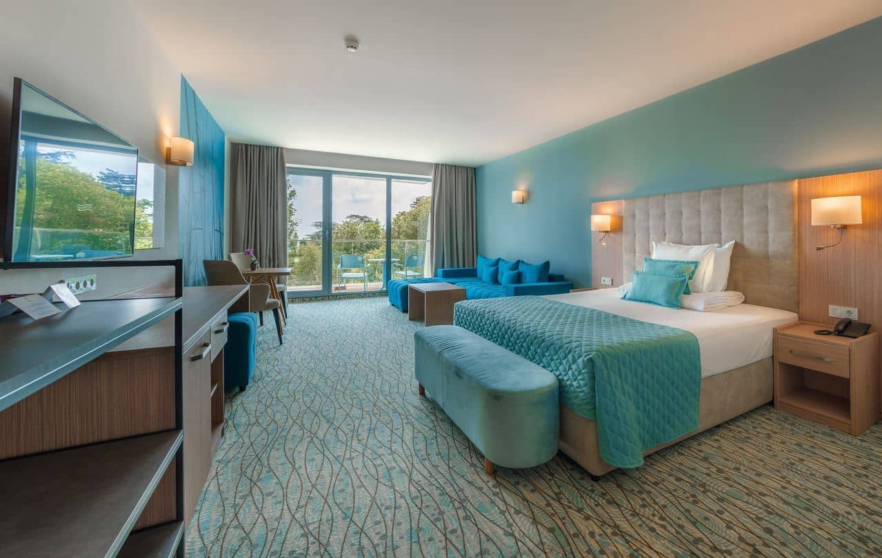 rooms-superior-room-lateral-sea-view-balcony-or-terrace