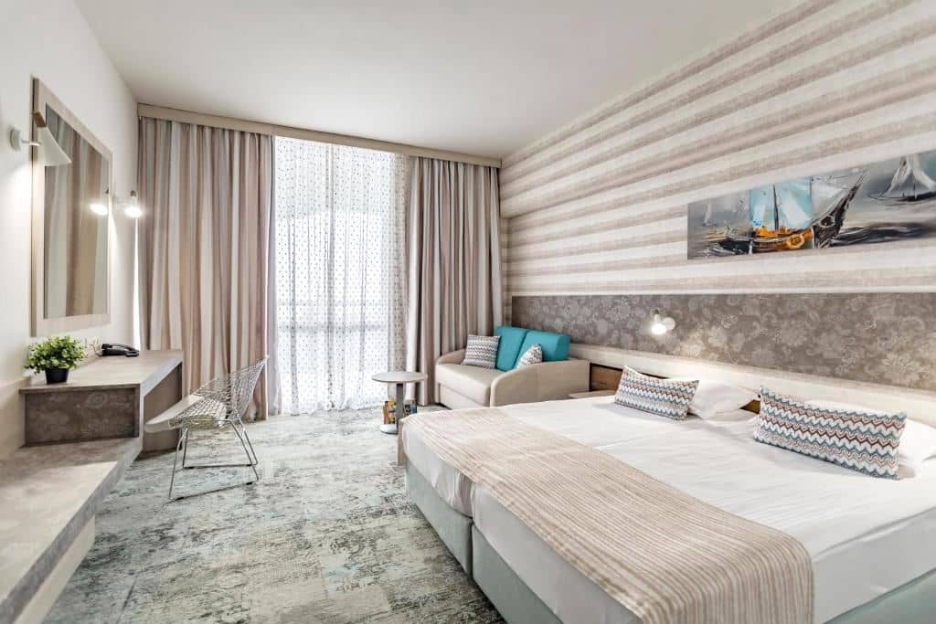 rooms-deluxe-room-lateralseaview-balcony-or-terrace