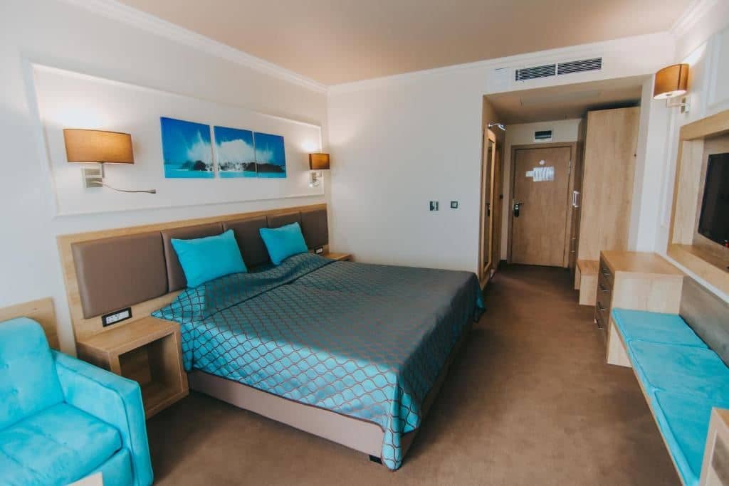 rooms-singleuse-standard-room-streetviewseaview-balcony-or-terrace