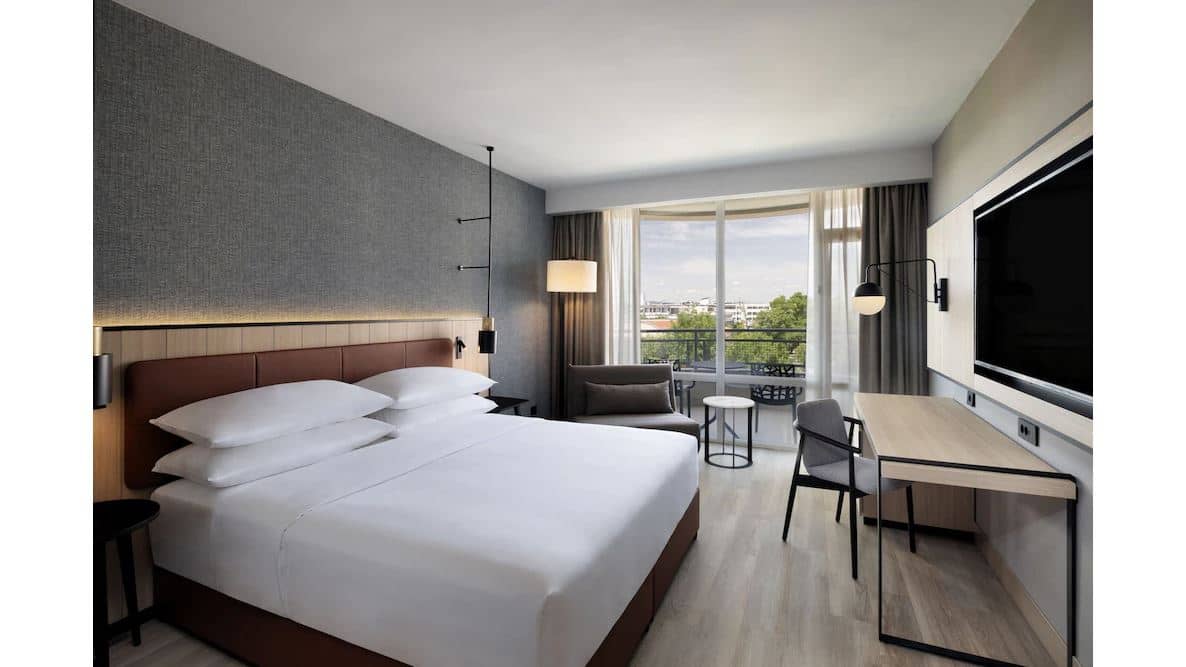 rooms-singleuse-deluxe-room-cityview-balcony