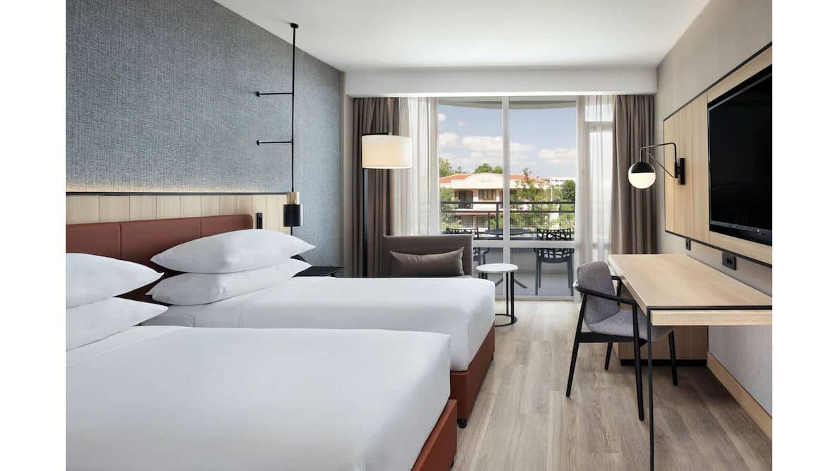 rooms-doubletwin-deluxe-room-cityview-balcony