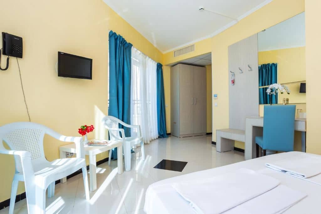 rooms-double-room-street-view