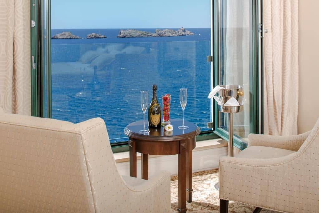 rooms-deluxe-suite-seaview-balcony