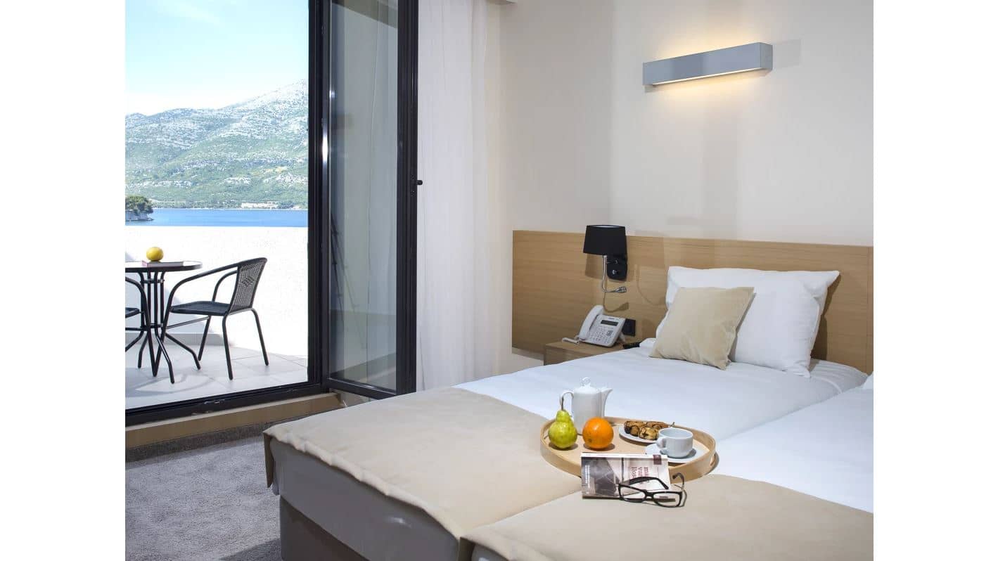rooms-superior-room-seaside-balcony
