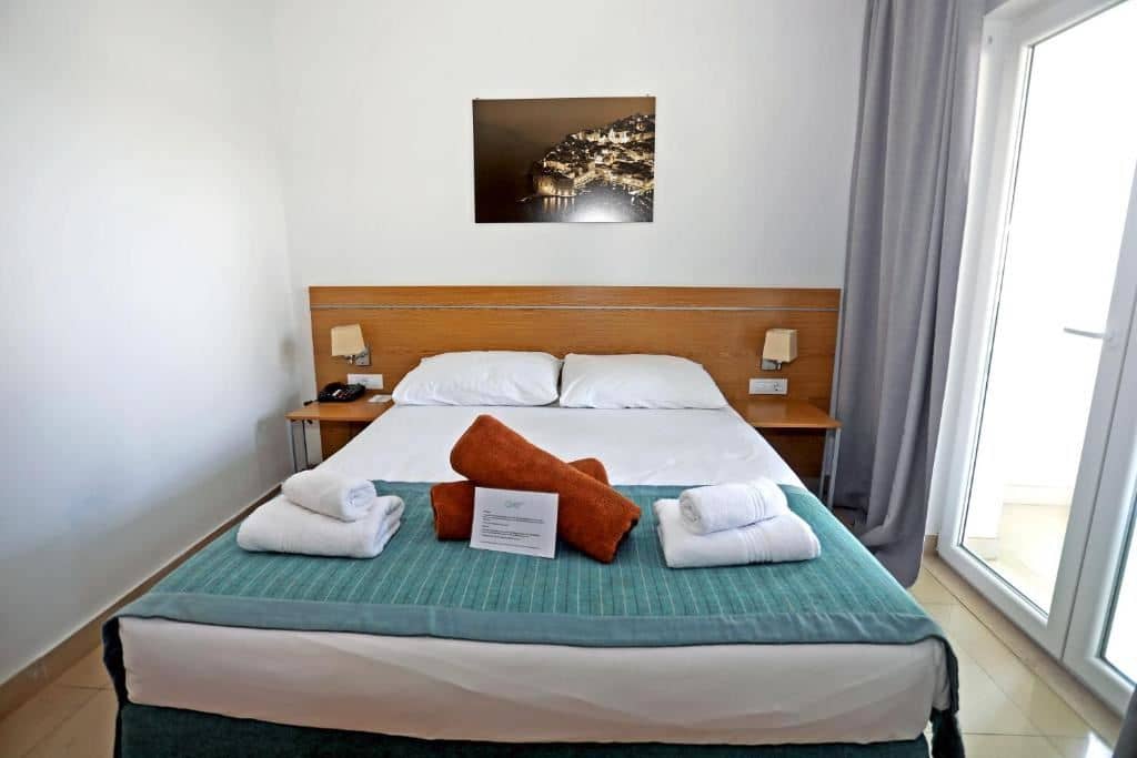 rooms-1-bedroom-classic-apartment-seaview-balcony