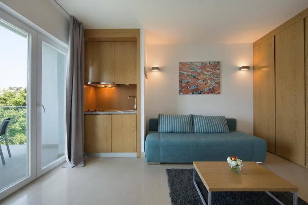 rooms-1-bedroom-classic-apartment-seaview-balcony