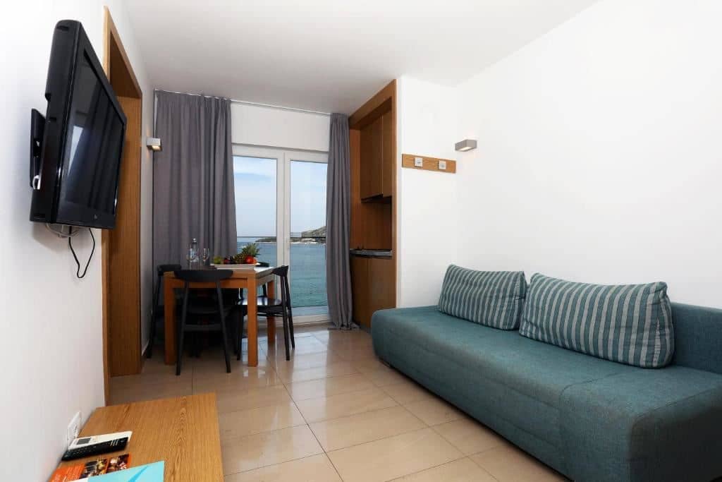 rooms-1-bedroom-classic-apartment-seaview-balcony