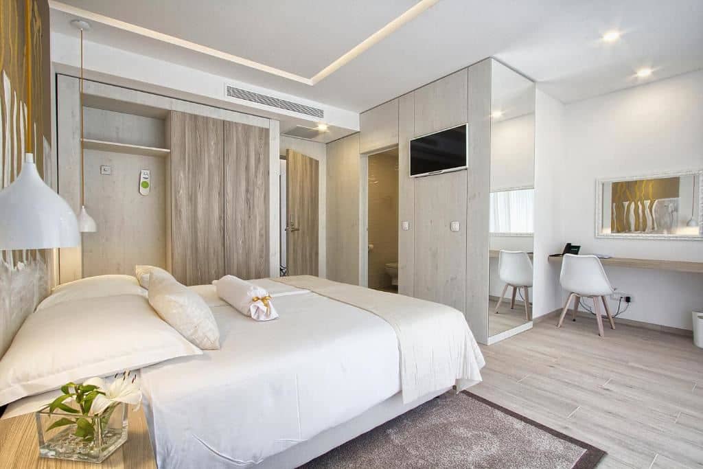 rooms-2-connectingrooms-familyroom-balcony