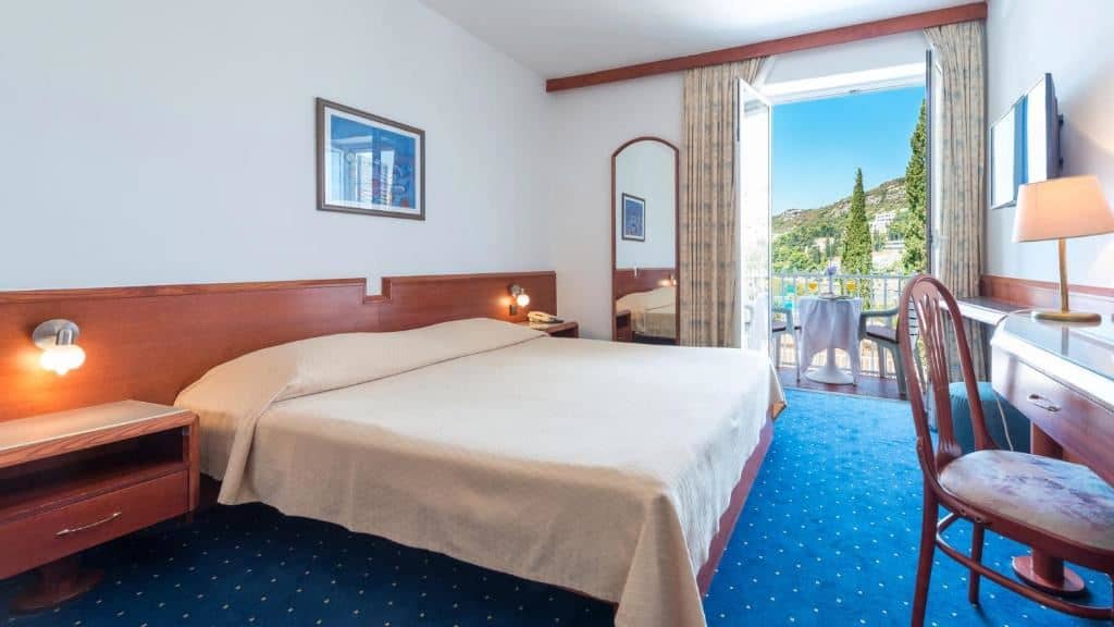 rooms-double-standard-room-seaview-balcony