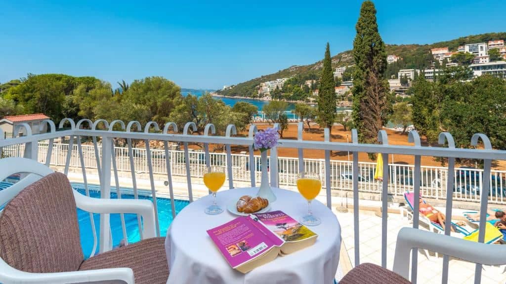 rooms-double-standard-room-seaview-balcony