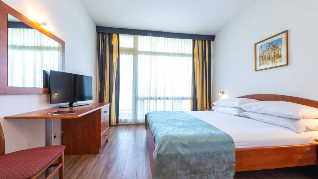 rooms-double-standard-room-seaview-balcony
