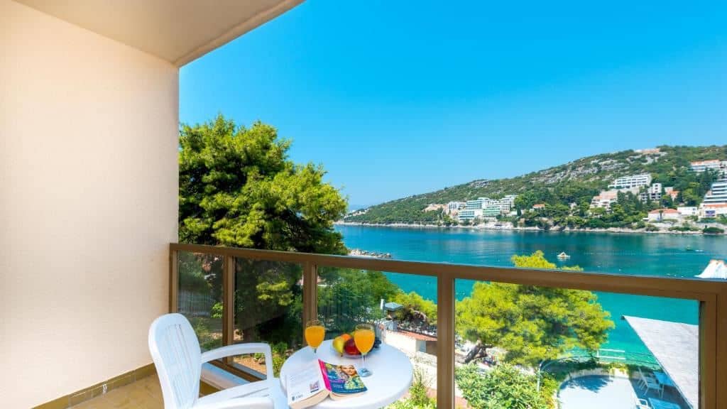 rooms-double-standard-room-seaview-balcony
