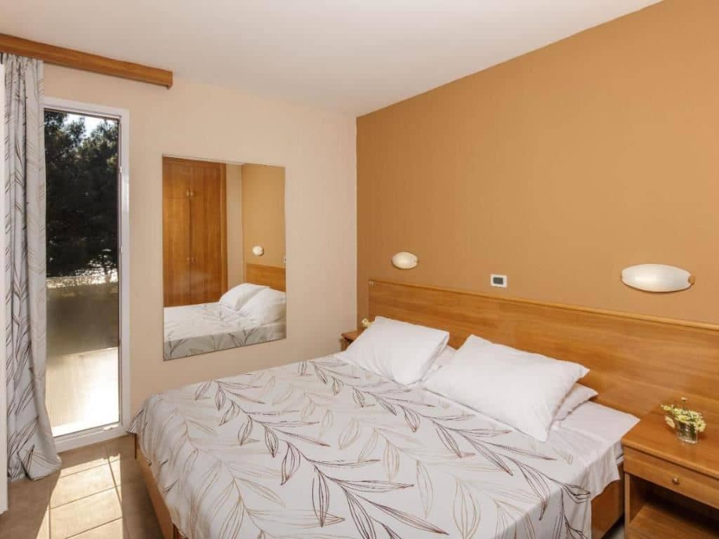rooms-2-bedroom-classic-apartment-park-view-balcony