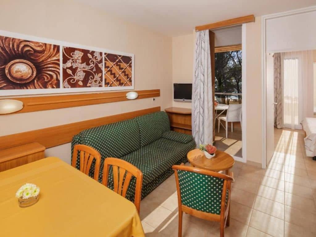 rooms-2-bedroom-classic-apartment-park-view-balcony