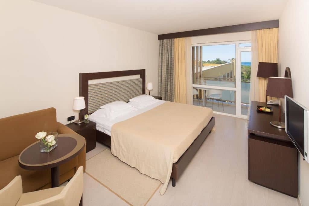 rooms-2-connectingrooms-classic-room-park-view-balcony