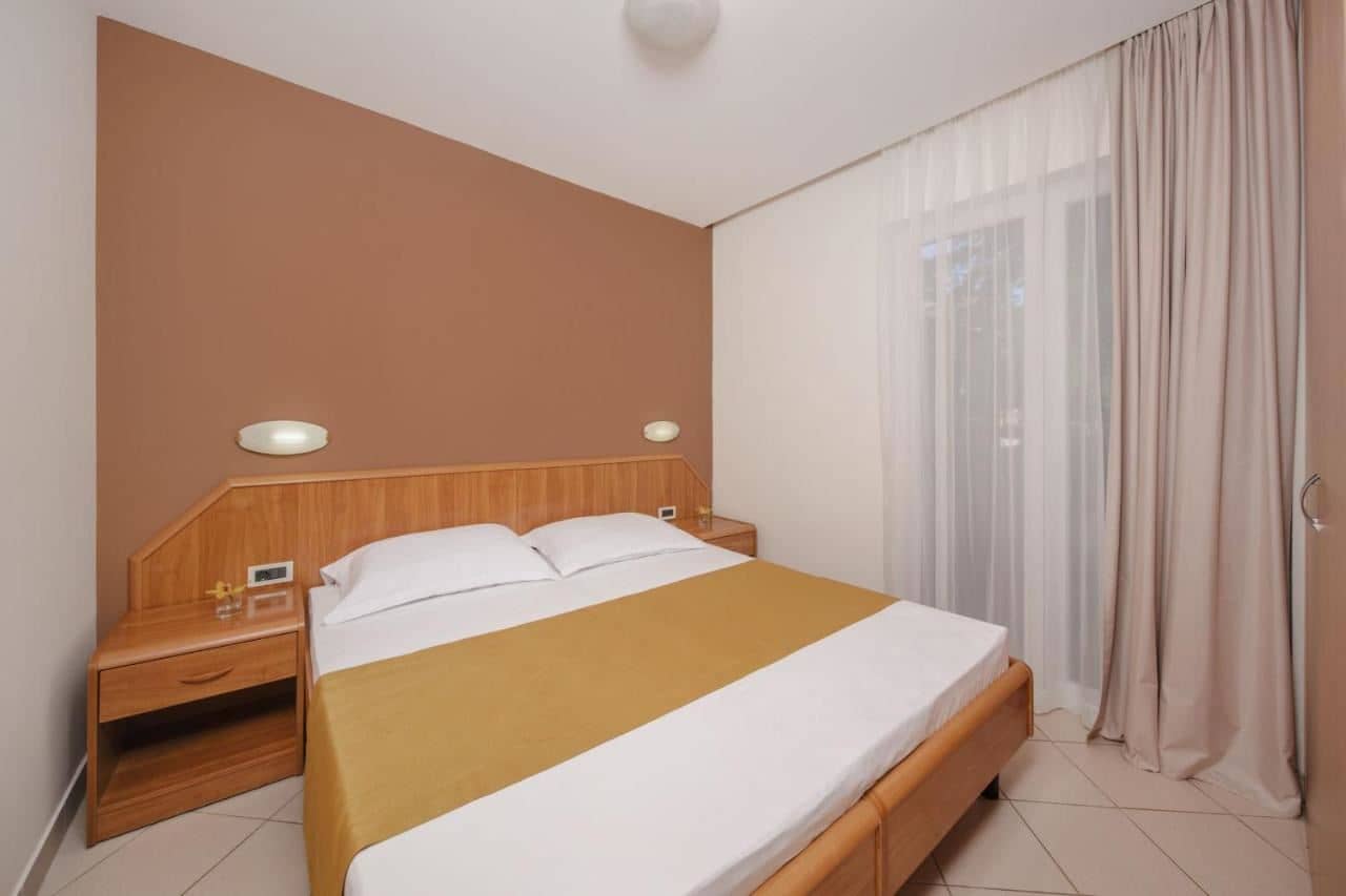 rooms-1-bedroom-classic-apartment-park-view-balcony