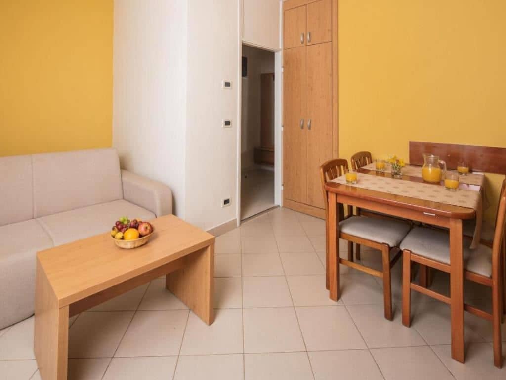 rooms-1-bedroom-classic-apartment-park-view-balcony