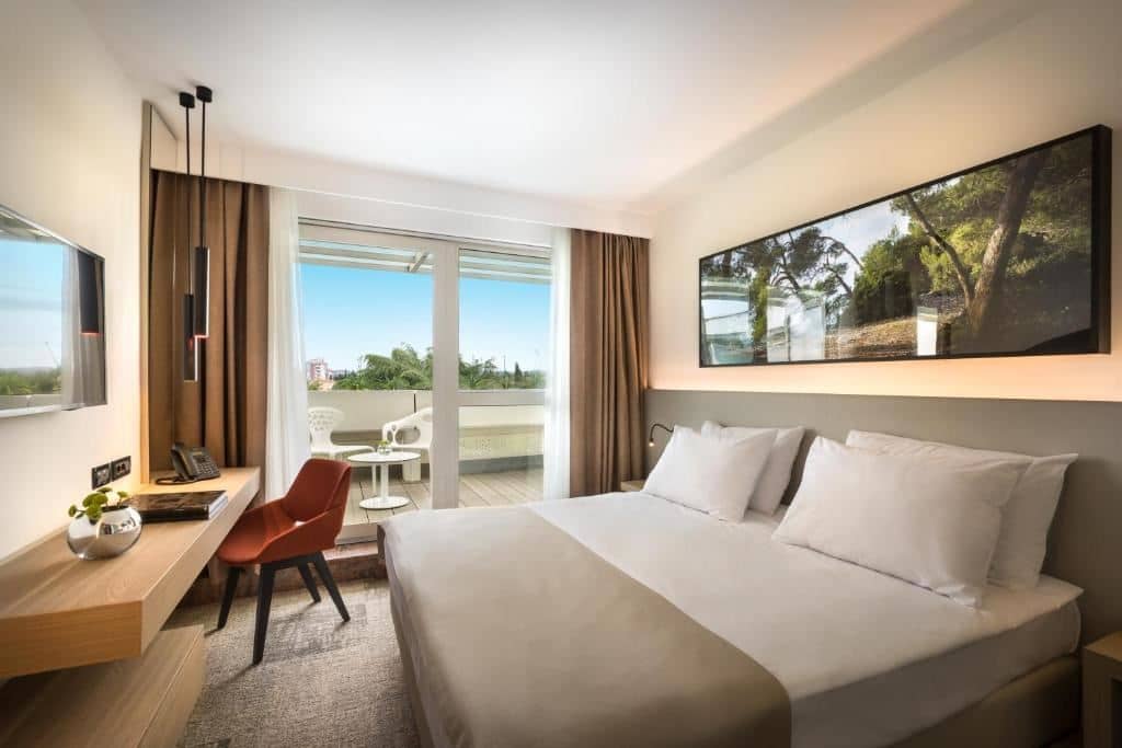 rooms-single-wchild-standard-room-balcony
