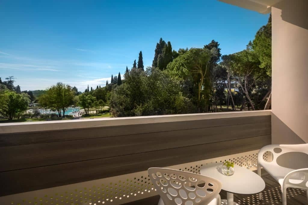 rooms-triple-superior-room-balcony