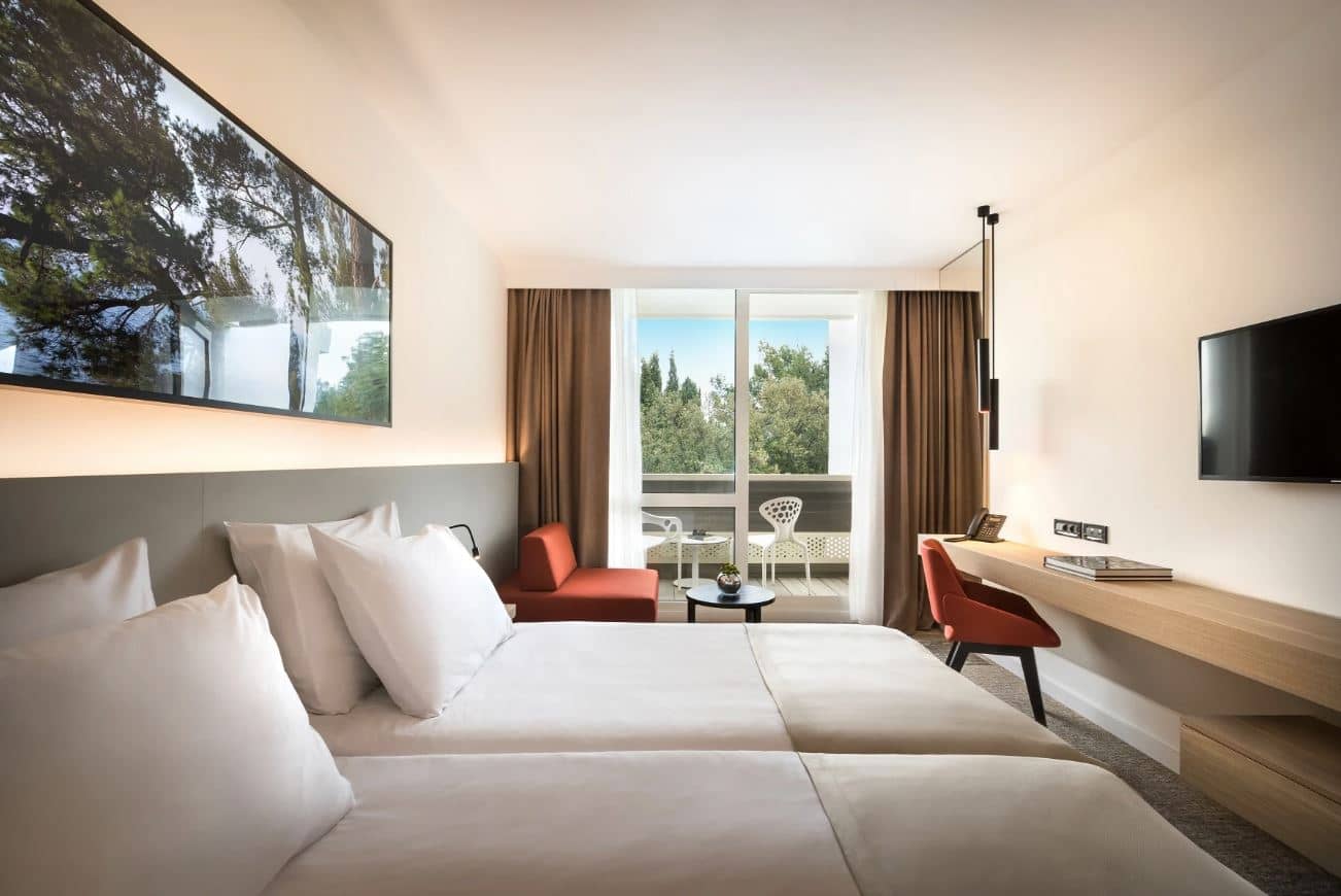 rooms-triple-standard-room-balcony