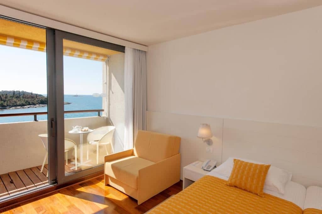 rooms-triple-superior-room-balcony