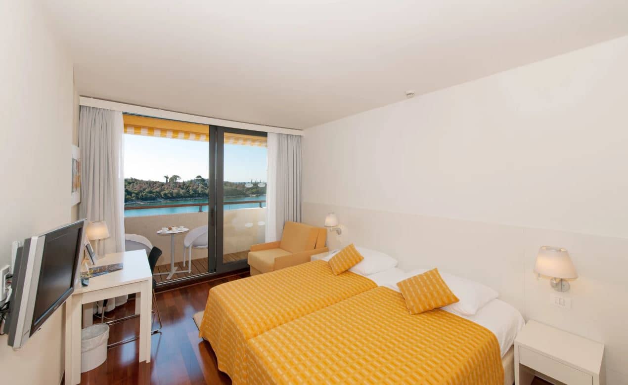 rooms-2-connectingrooms-standard-familyroom-balcony