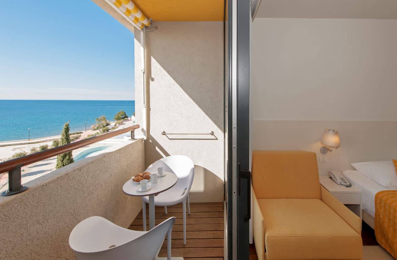 rooms-2-connectingrooms-standard-familyroom-balcony