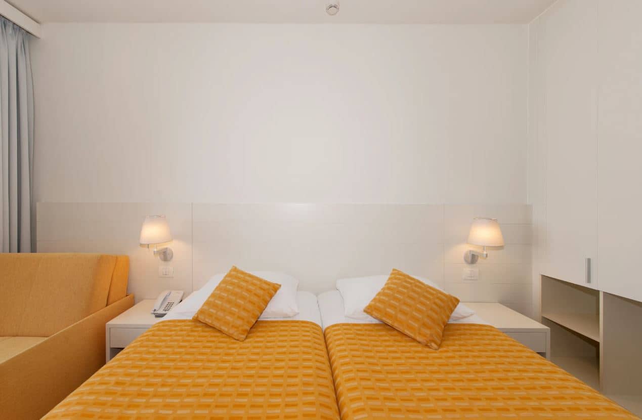 rooms-2-connectingrooms-standard-familyroom-balcony