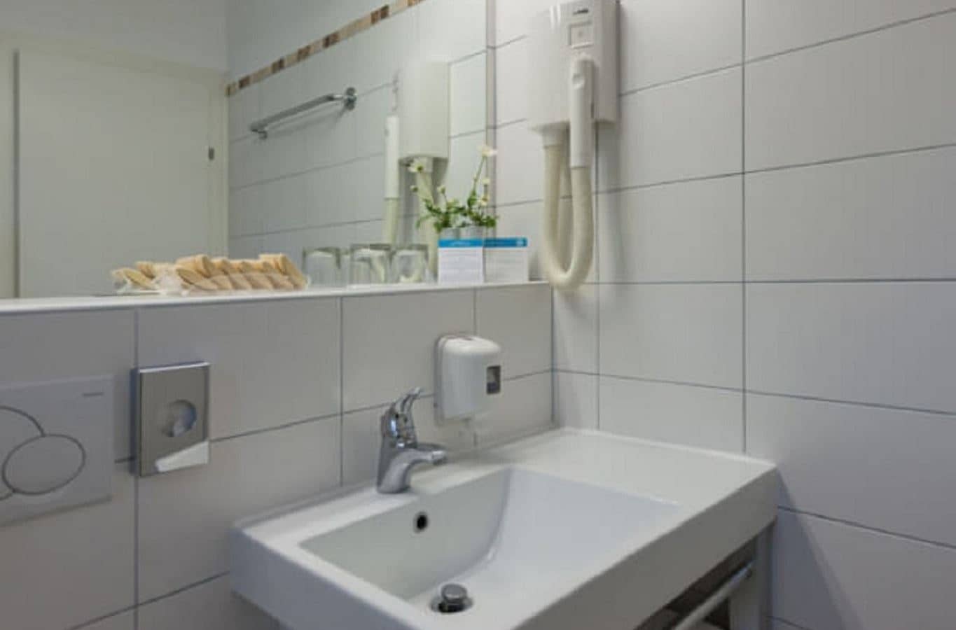 rooms-2-bedroom-apartment-balcony-or-terrace