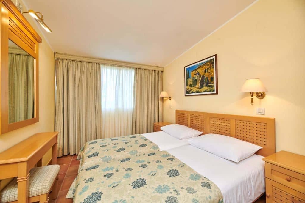 rooms-2-bedroom-apartment-park-view-balcony