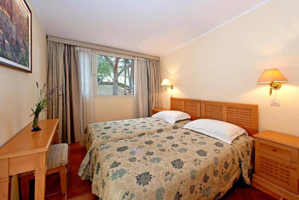 rooms-2-bedroom-apartment-park-view-balcony