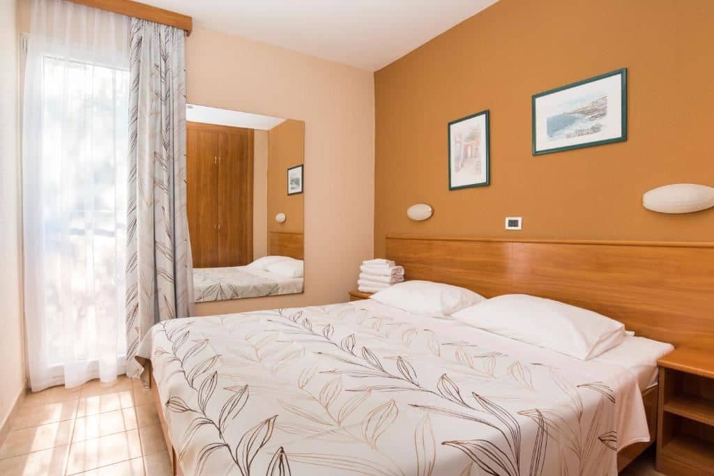 rooms-1-bedroom-classic-apartment-park-view-balcony