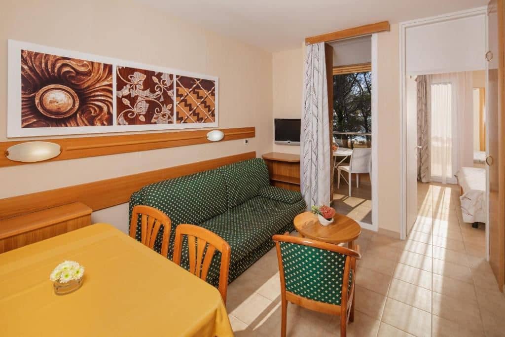 rooms-1-bedroom-classic-apartment-park-view-balcony