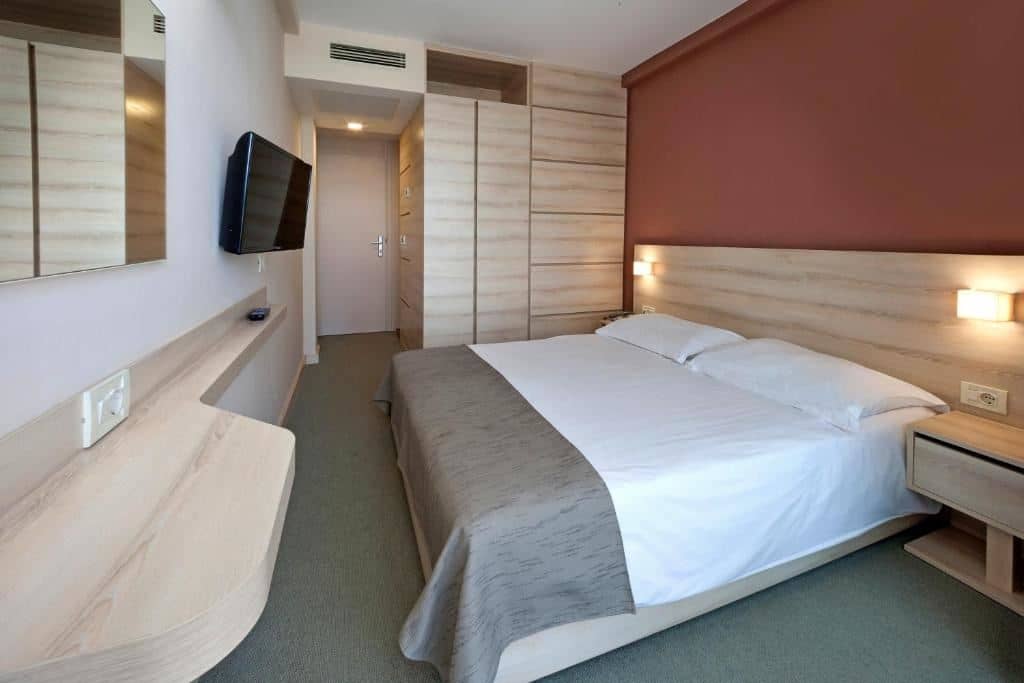 rooms-double-classic-room-park-view-balcony