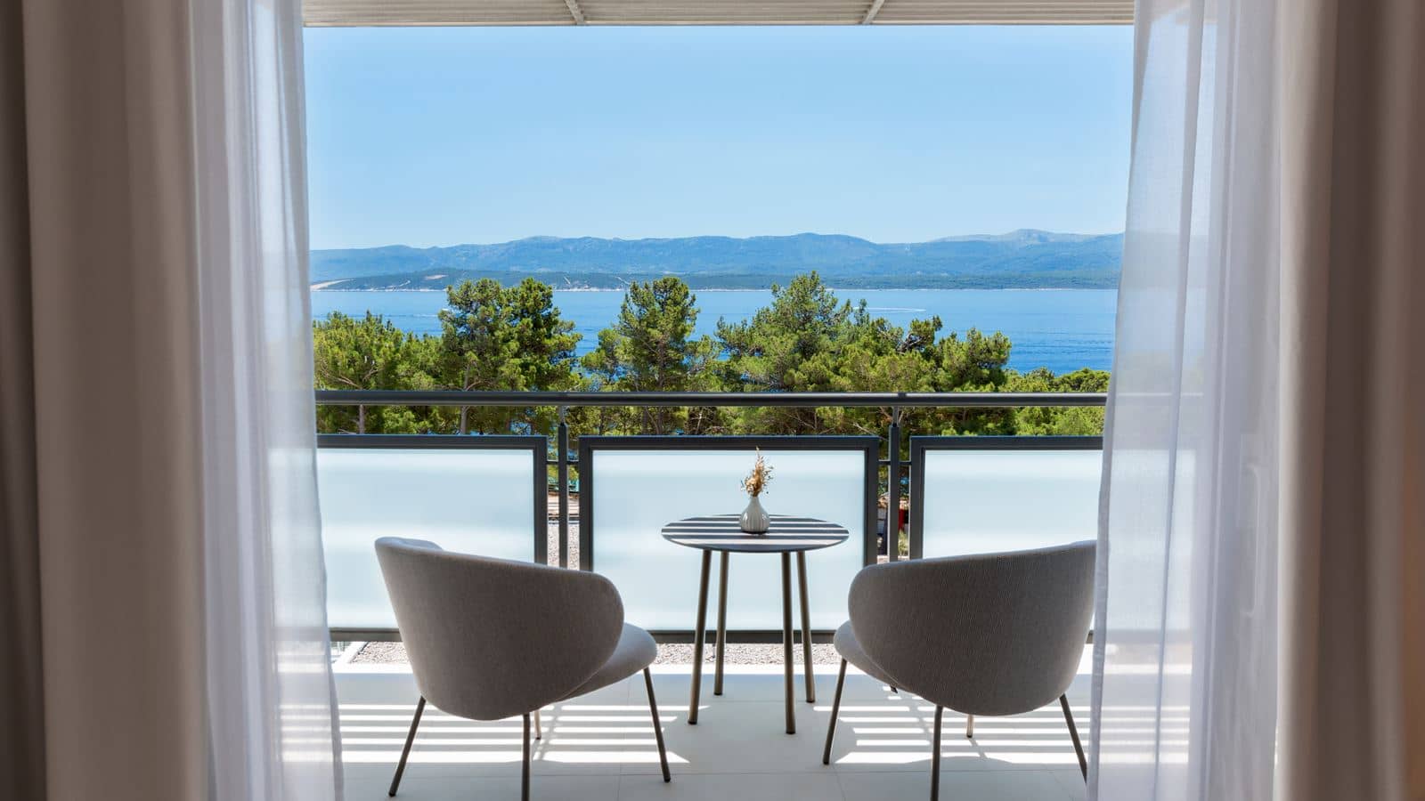 rooms-superior-room-seaside-balcony