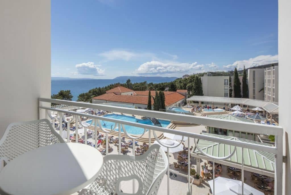 rooms-standard-room-seaside-balcony