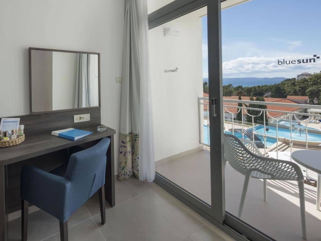 rooms-standard-room-seaside-balcony