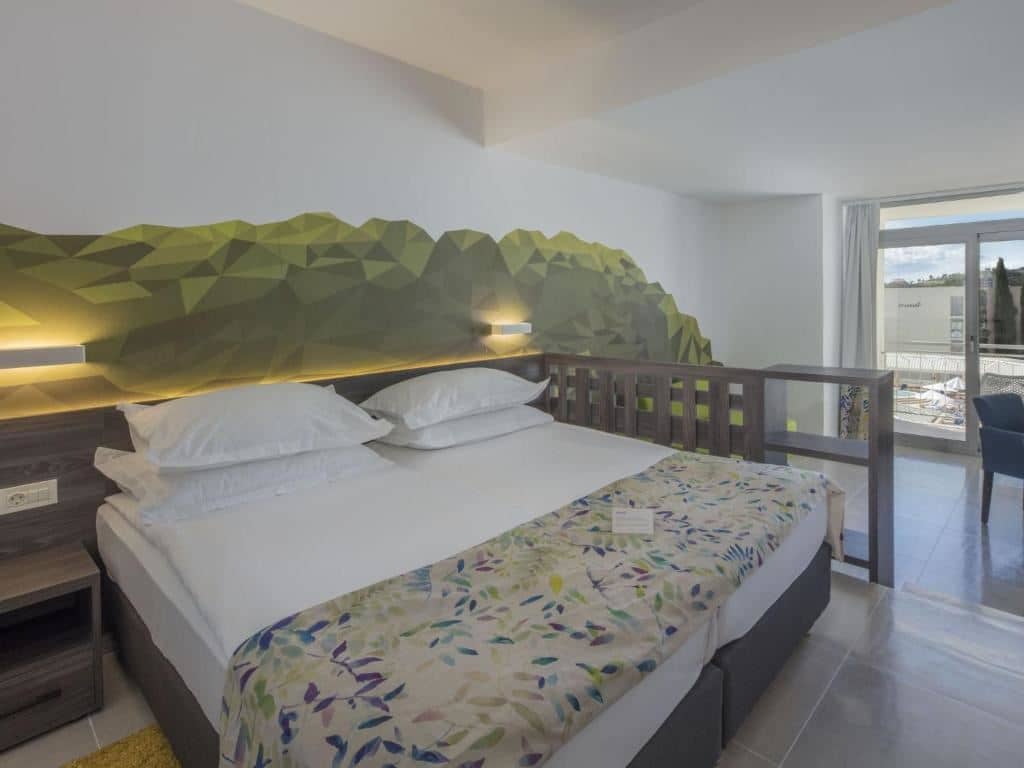 rooms-superior-room-seaside-balcony