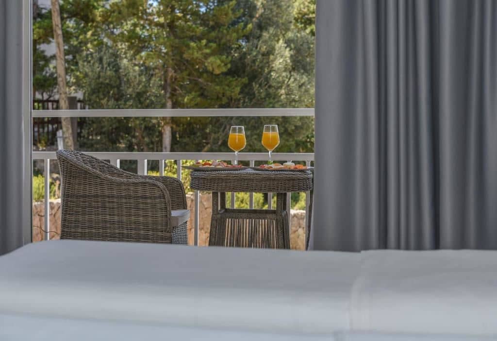 rooms-room-balcony