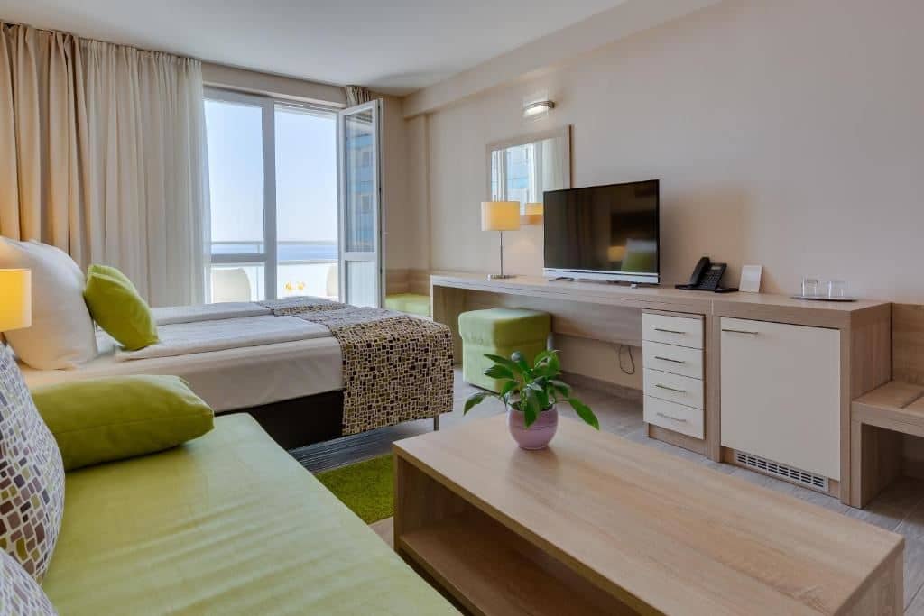 rooms-classic-familyroom