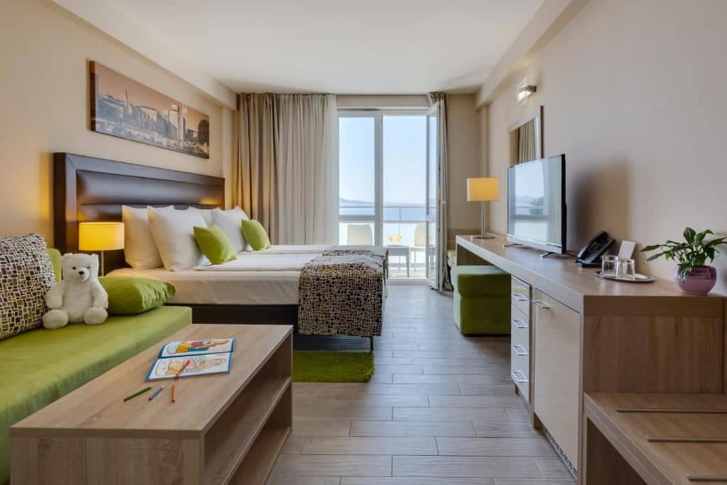 rooms-classic-familyroom