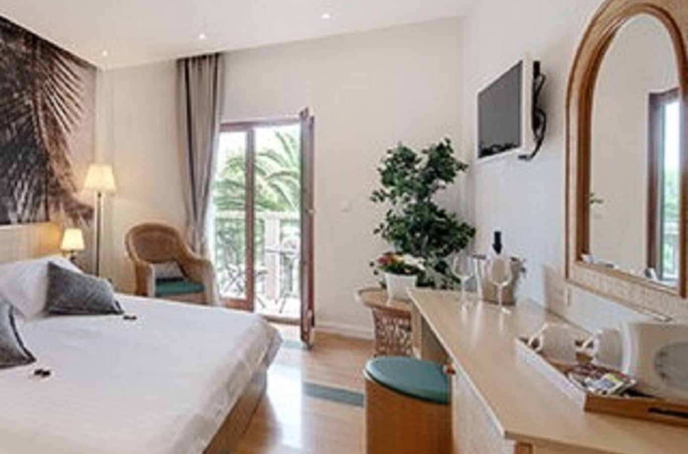 rooms-double-superior-room-gardenview-balcony