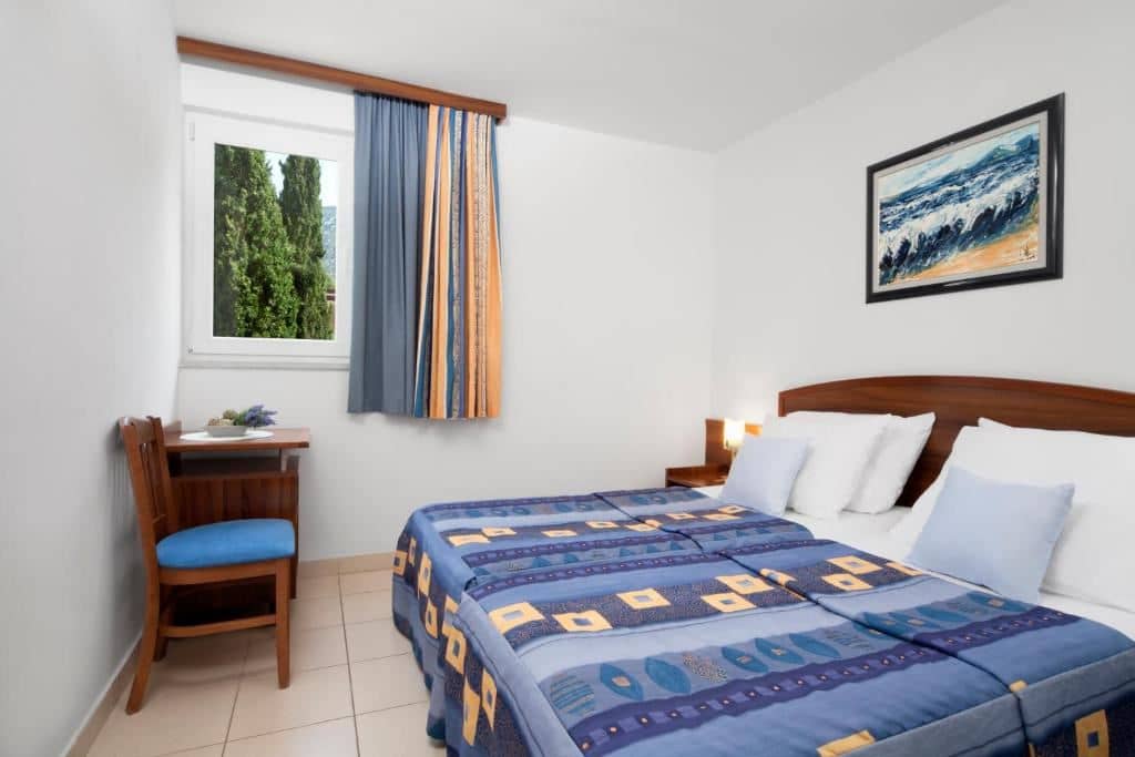 rooms-familyroom-balcony-or-terrace
