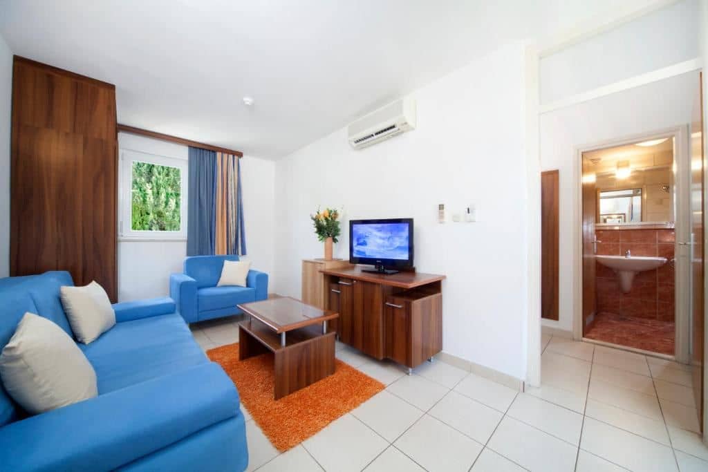 rooms-familyroom-balcony-or-terrace