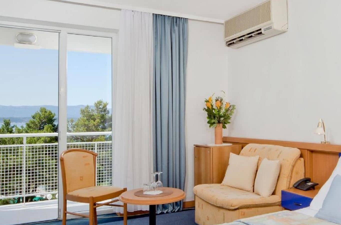 rooms-standard-room-seaside-balcony